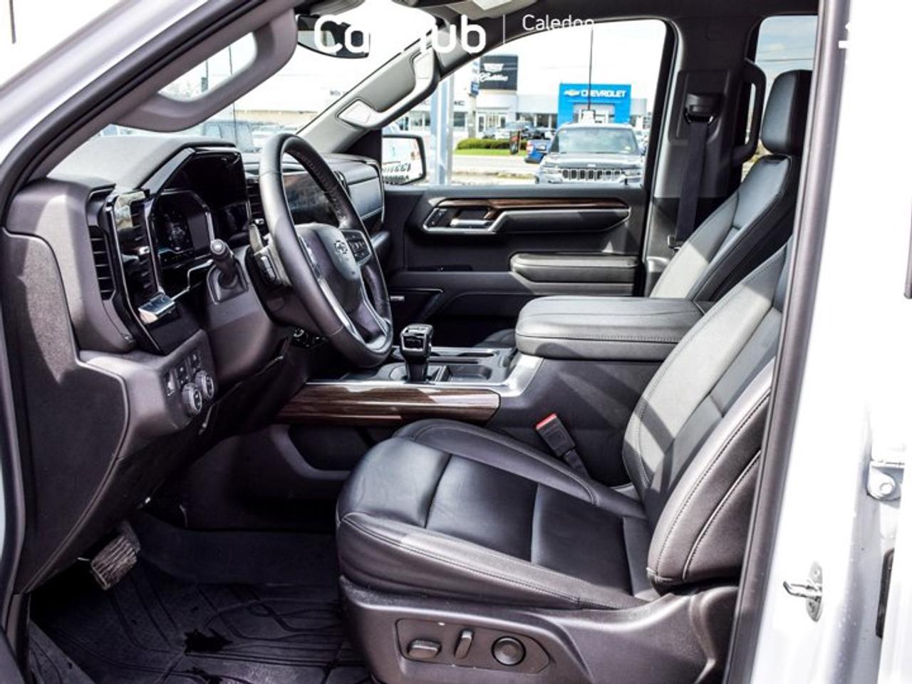 2024 Chevrolet Silverado 1500 RST 4WD Crew Cab 147" RST5.3L Leather 5 passengers with captain chair Photo
