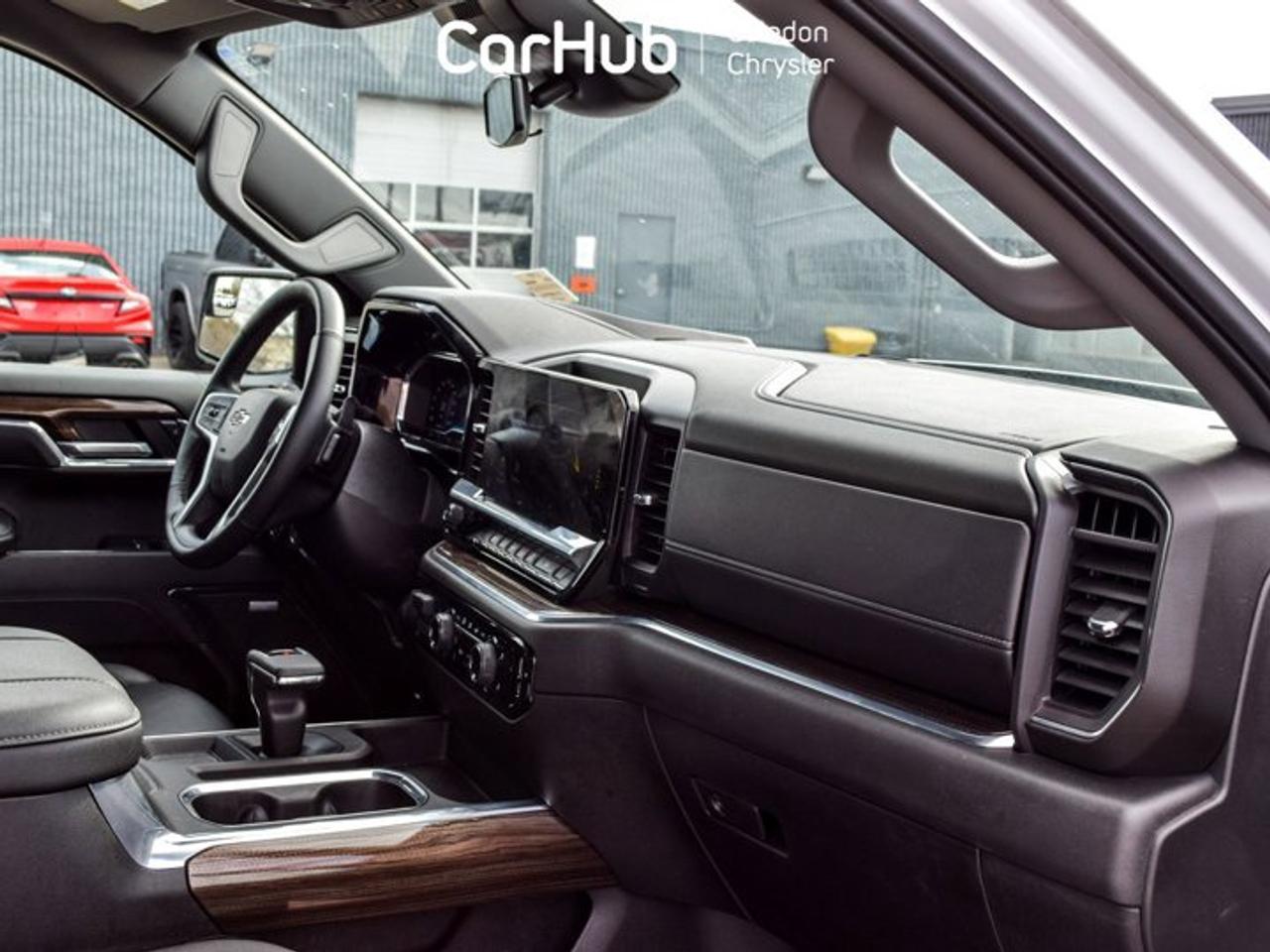 2024 Chevrolet Silverado 1500 RST 4WD Crew Cab 147" RST5.3L Leather 5 passengers with captain chair Photo