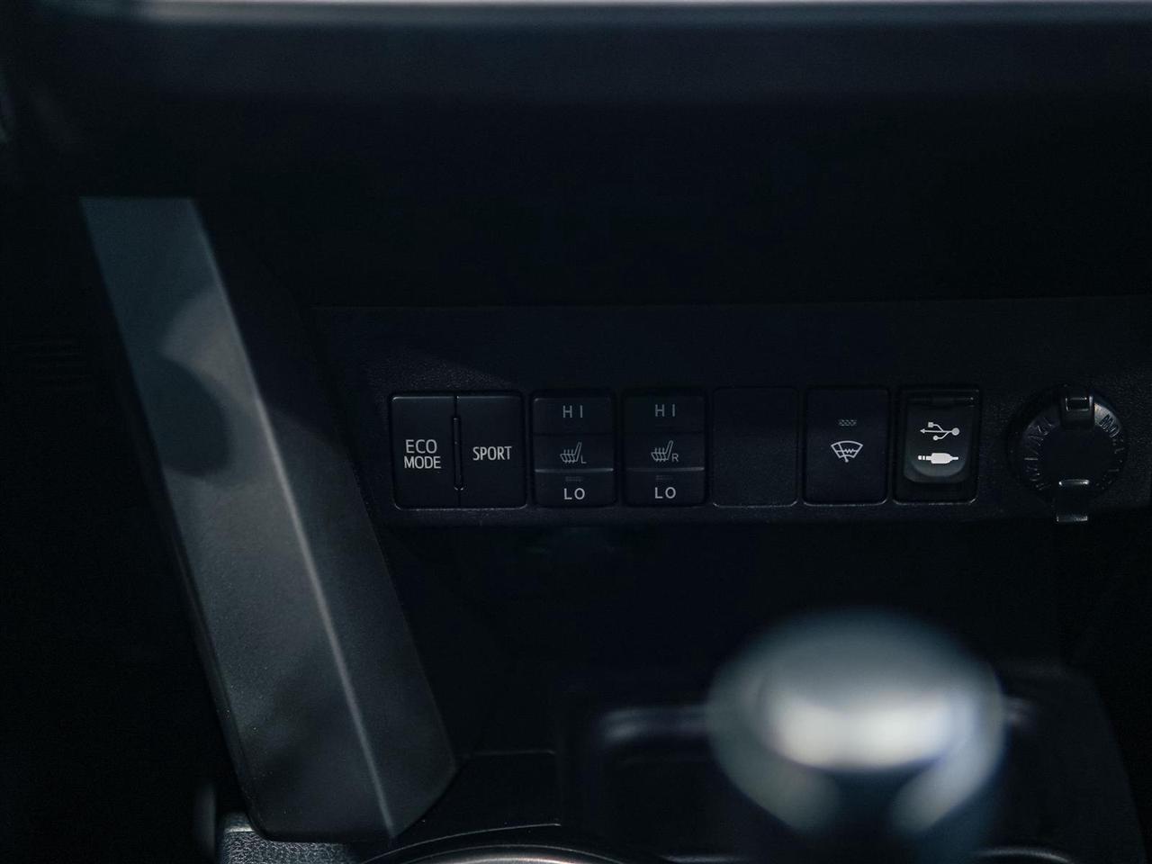 2018 Toyota RAV4 LE | HEATED SEATS | CAMERA | ALLOYS Photo