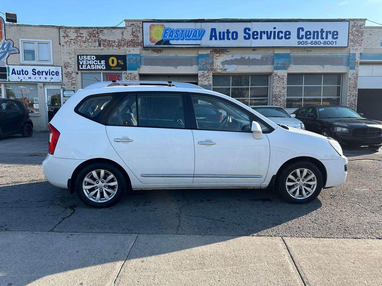 2011 Kia Rondo EX Photo3