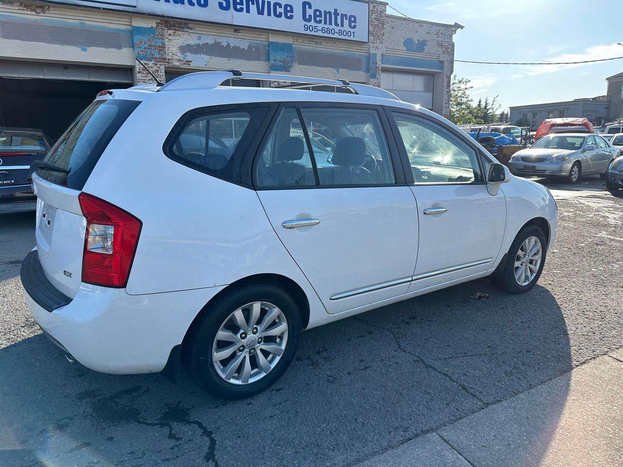 2011 Kia Rondo EX Photo4