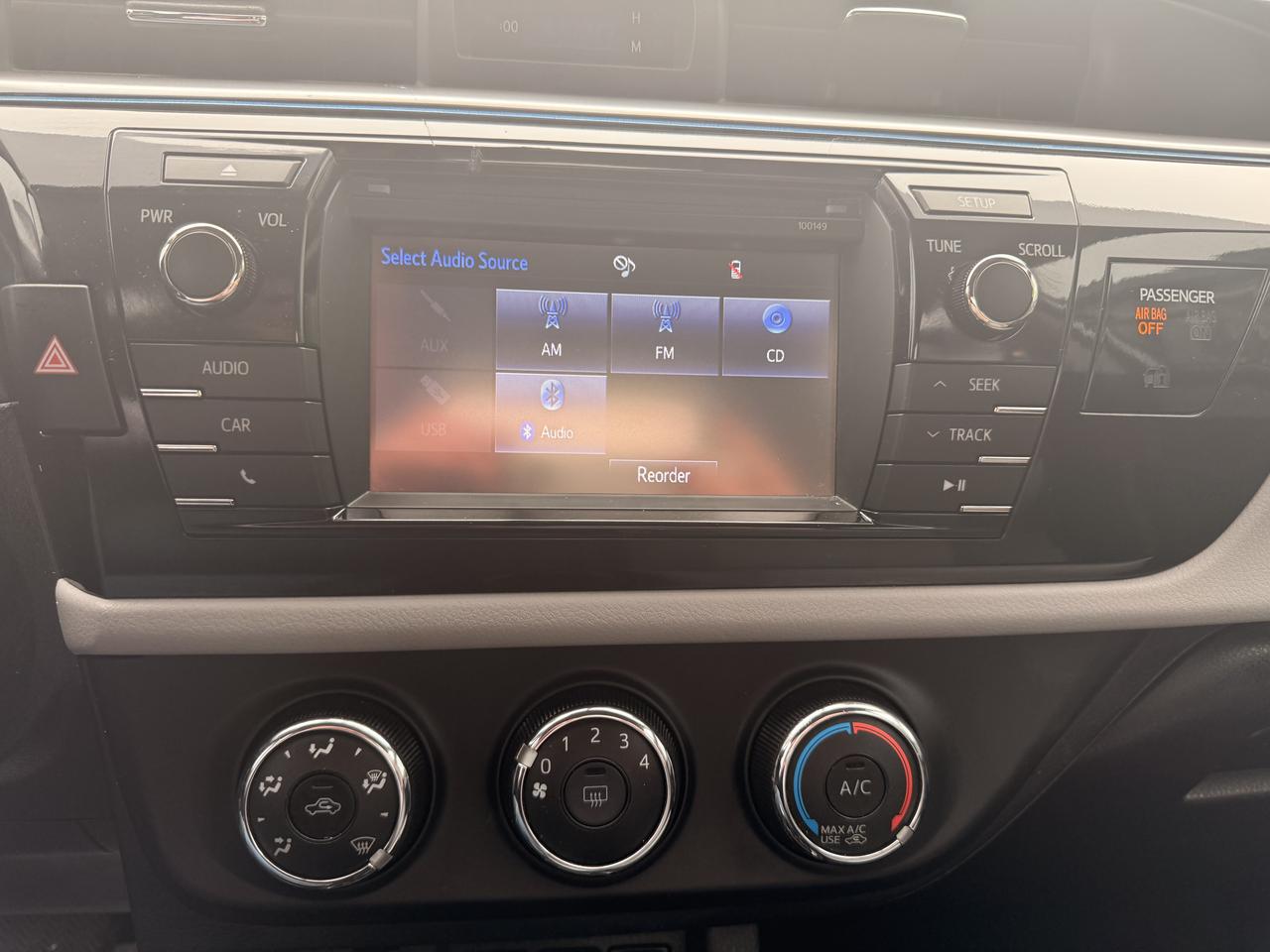 2015 Toyota Corolla 4dr Sdn CVT LE *LOW KM* Photo