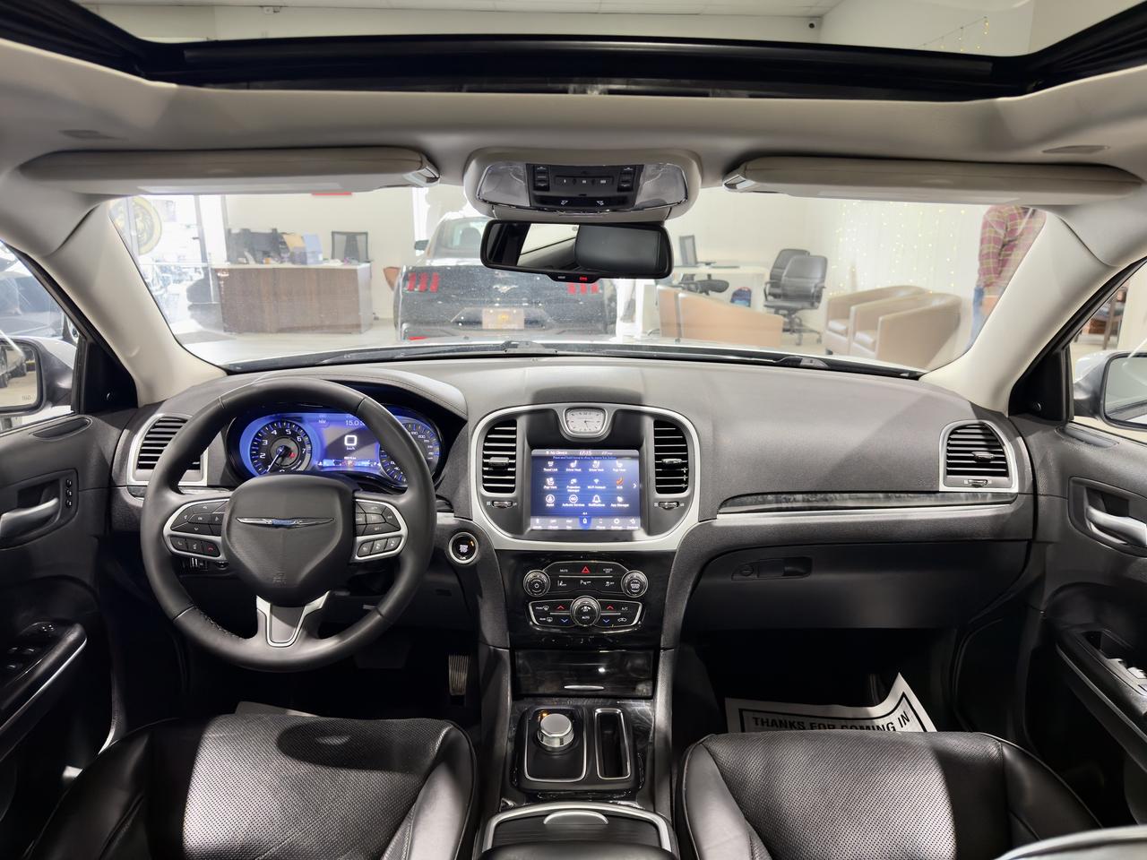 2023 Chrysler 300 Touring L AWD||Panaroof||Safety Tec Pkg||Leather Photo4