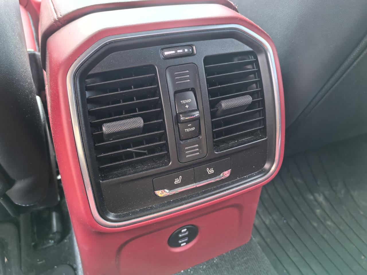 2023 Porsche Macan Base Photo