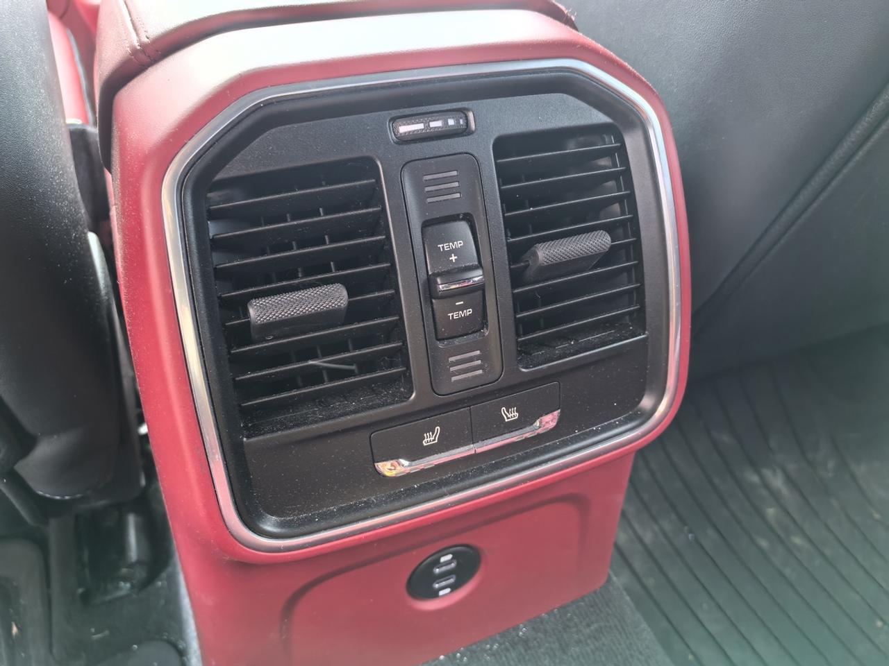 2023 Porsche Macan Base Photo