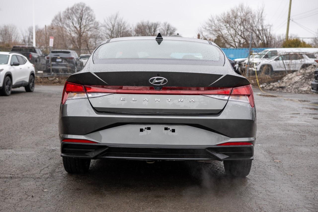 2023 Hyundai Elantra Preferred IVT Photo