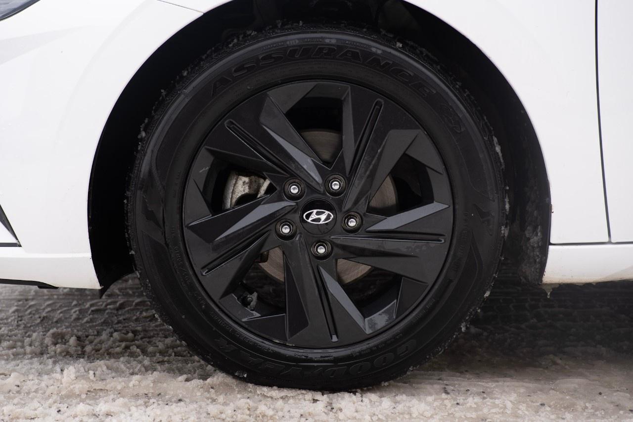 2023 Hyundai Elantra Preferred IVT Photo