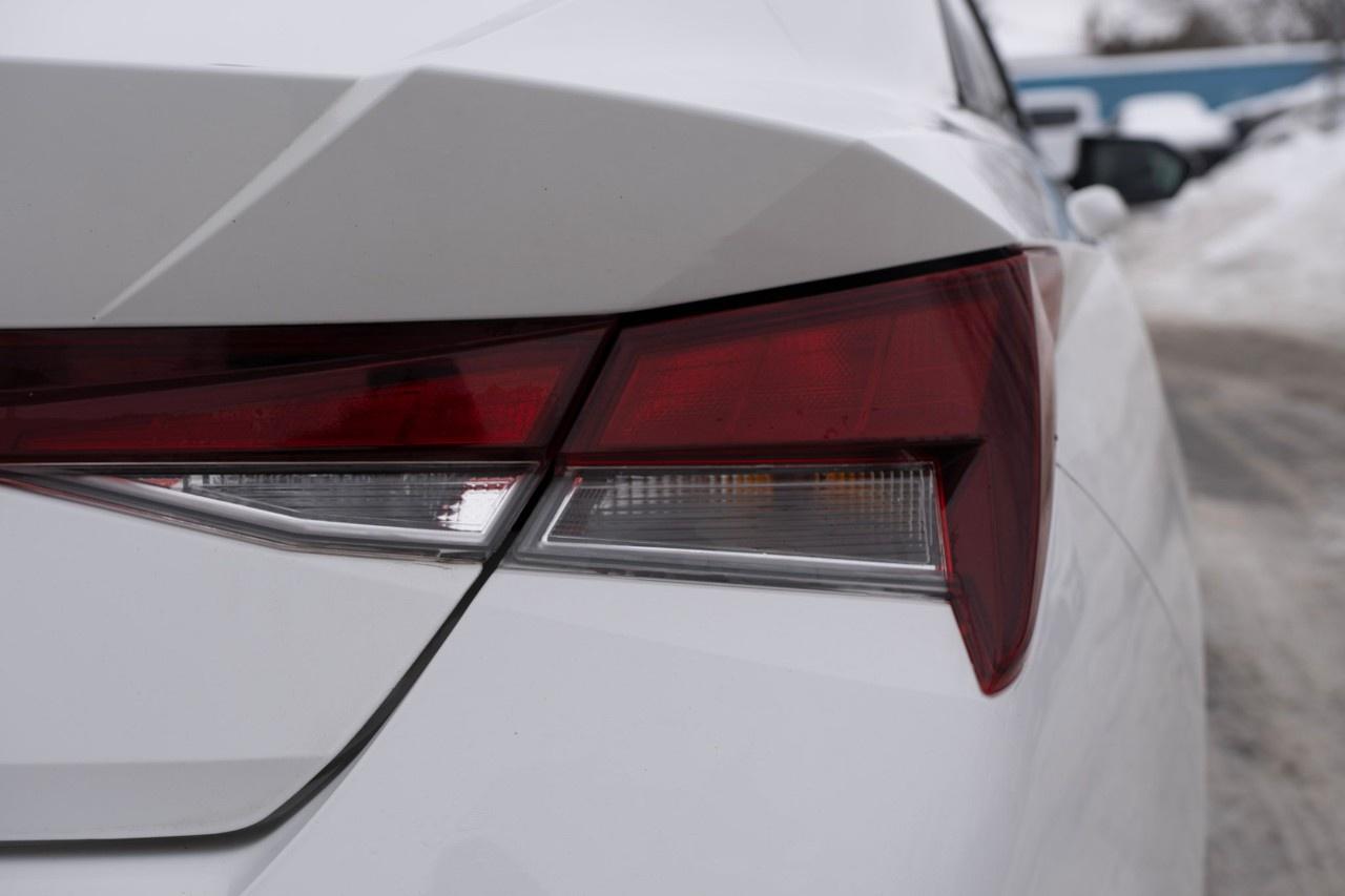 2023 Hyundai Elantra Preferred IVT Photo