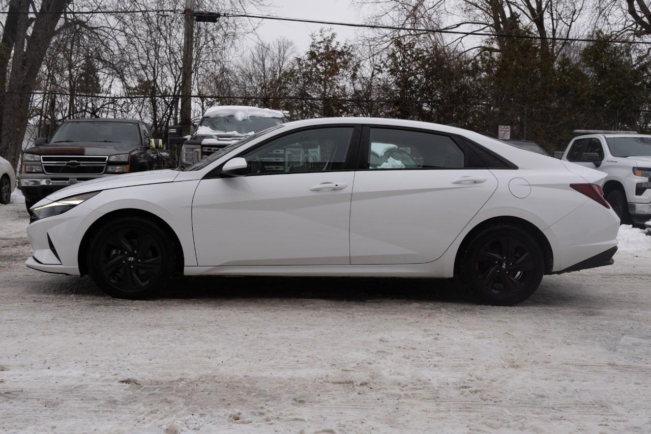 2023 Hyundai Elantra Preferred IVT Photo