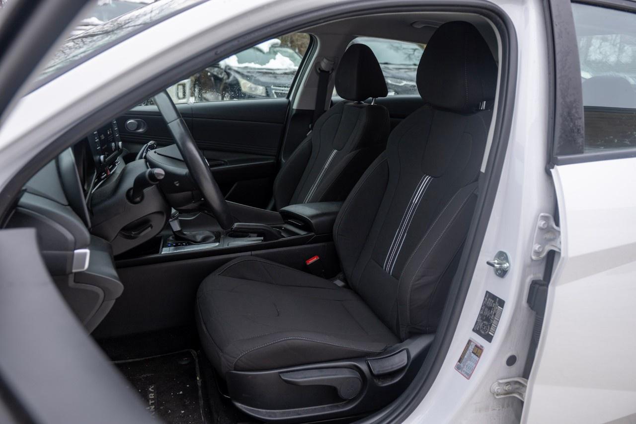 2023 Hyundai Elantra Preferred IVT Photo