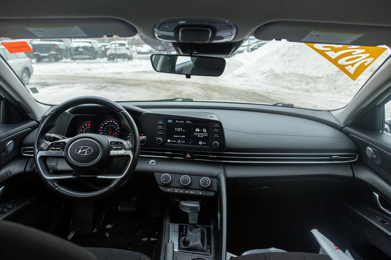 2023 Hyundai Elantra Preferred IVT Photo