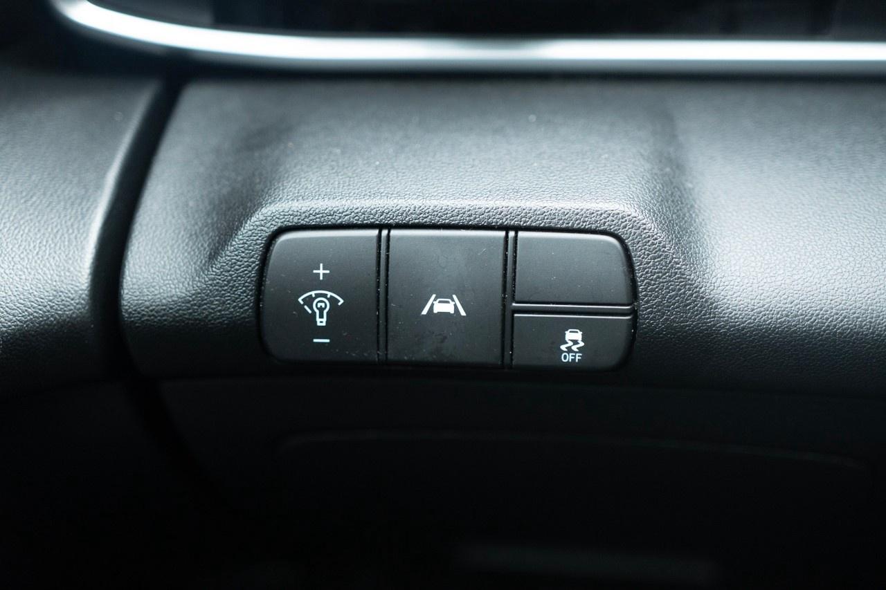 2023 Hyundai Elantra Preferred IVT Photo