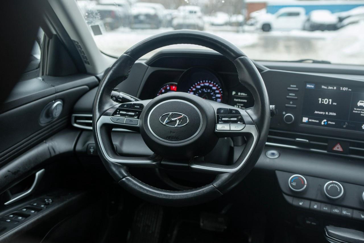 2023 Hyundai Elantra Preferred IVT Photo
