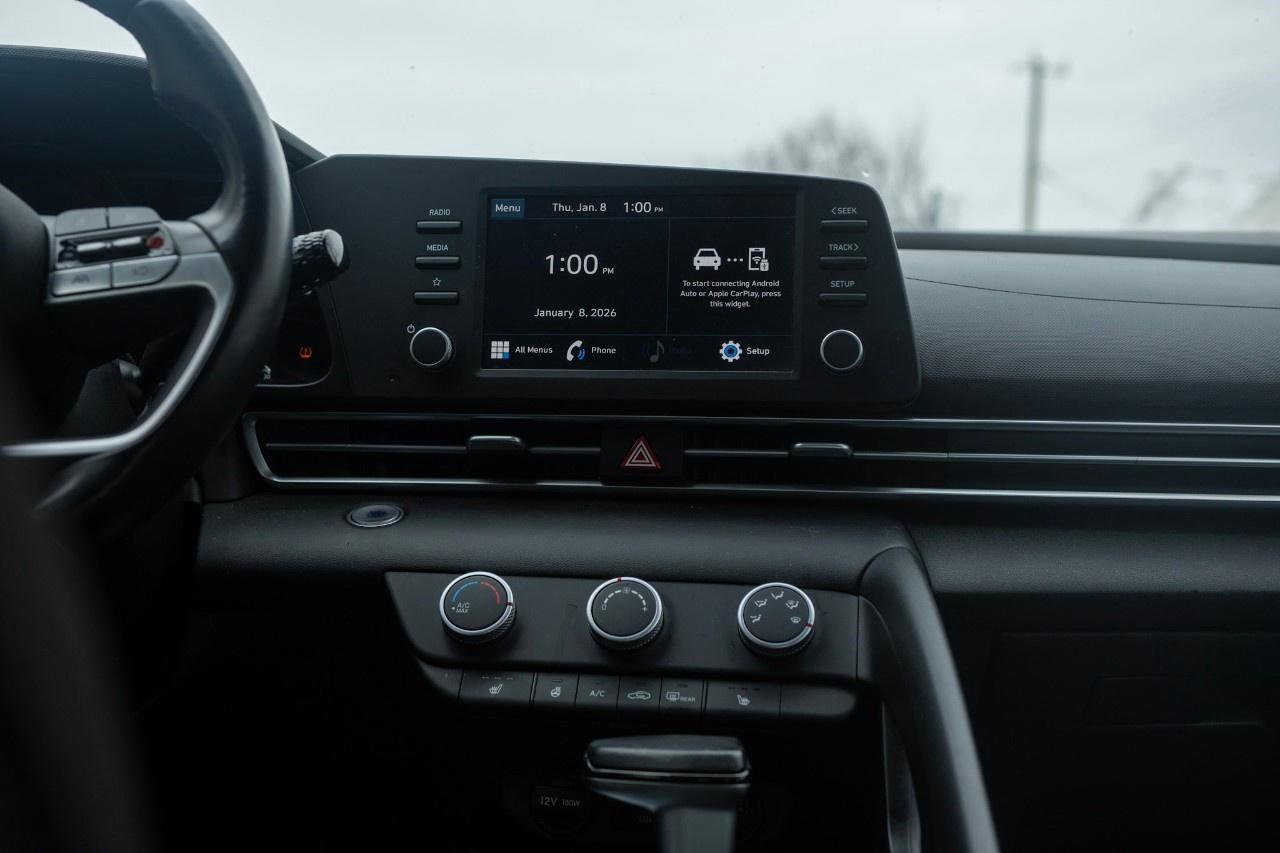 2023 Hyundai Elantra Preferred IVT Photo