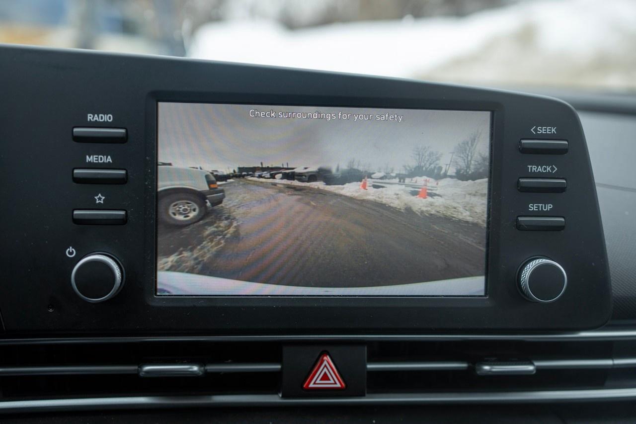 2023 Hyundai Elantra Preferred IVT Photo