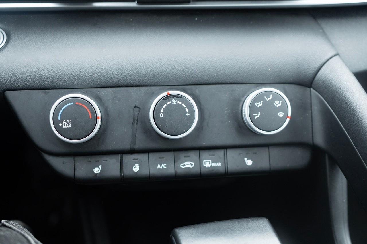 2023 Hyundai Elantra Preferred IVT Photo