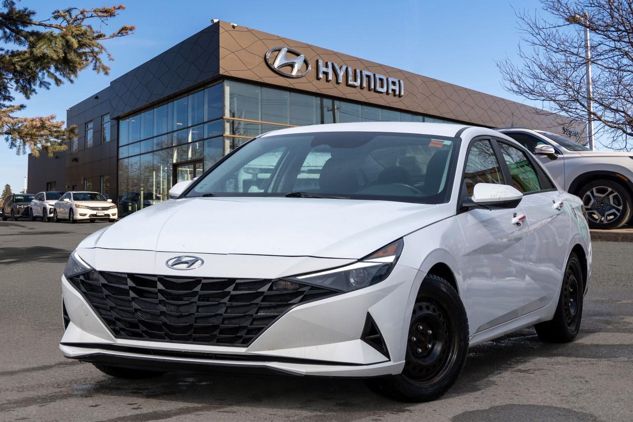 2022 Hyundai Elantra Preferred IVT Photo0