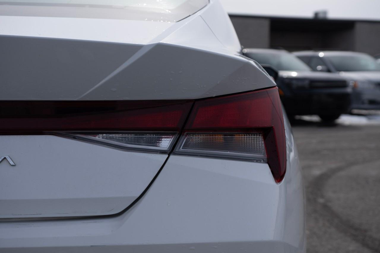 2022 Hyundai Elantra Preferred IVT Photo2