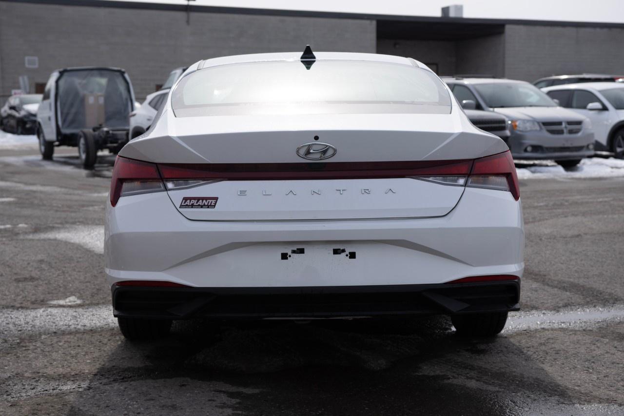 2022 Hyundai Elantra Preferred IVT Photo