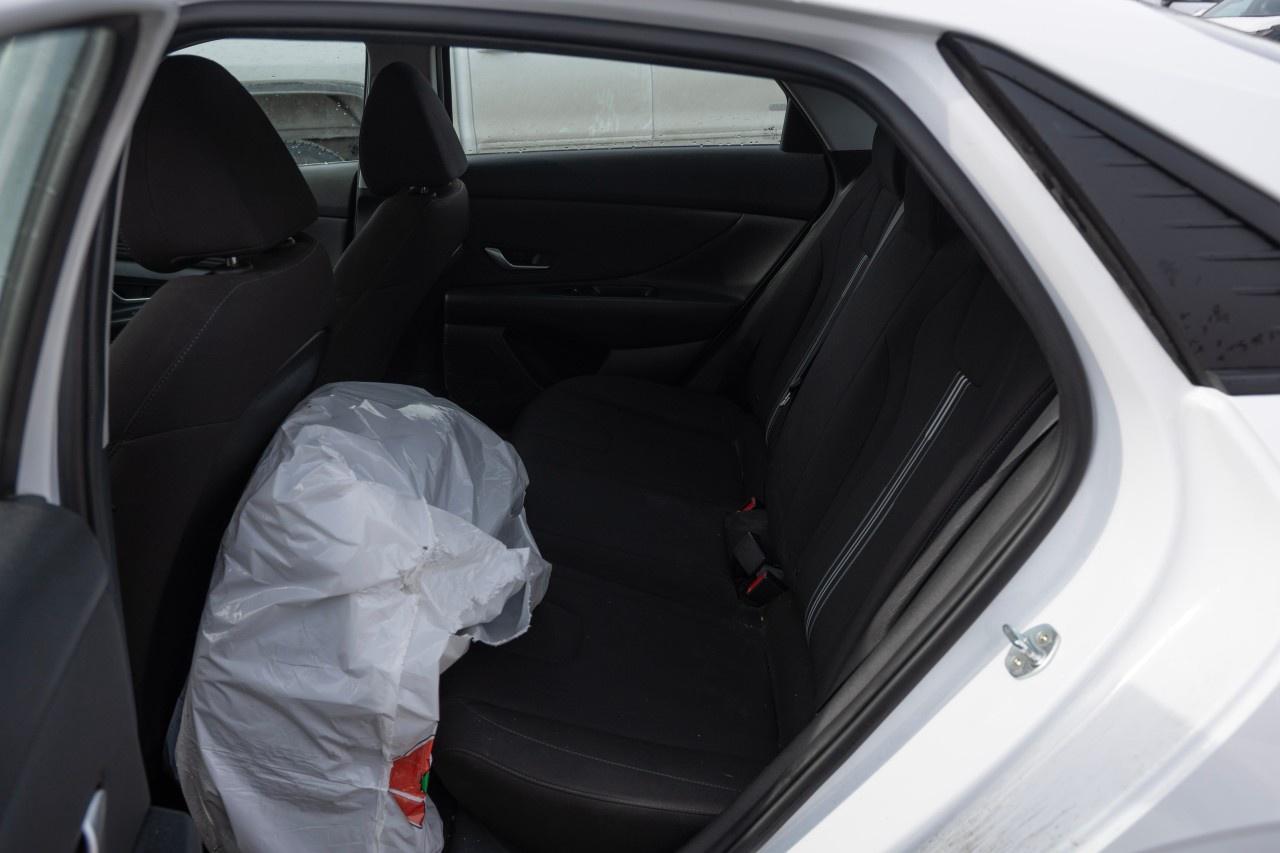 2022 Hyundai Elantra Preferred IVT Photo