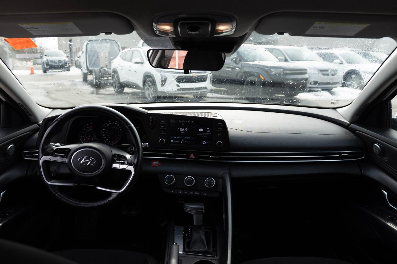 2022 Hyundai Elantra Preferred IVT Photo