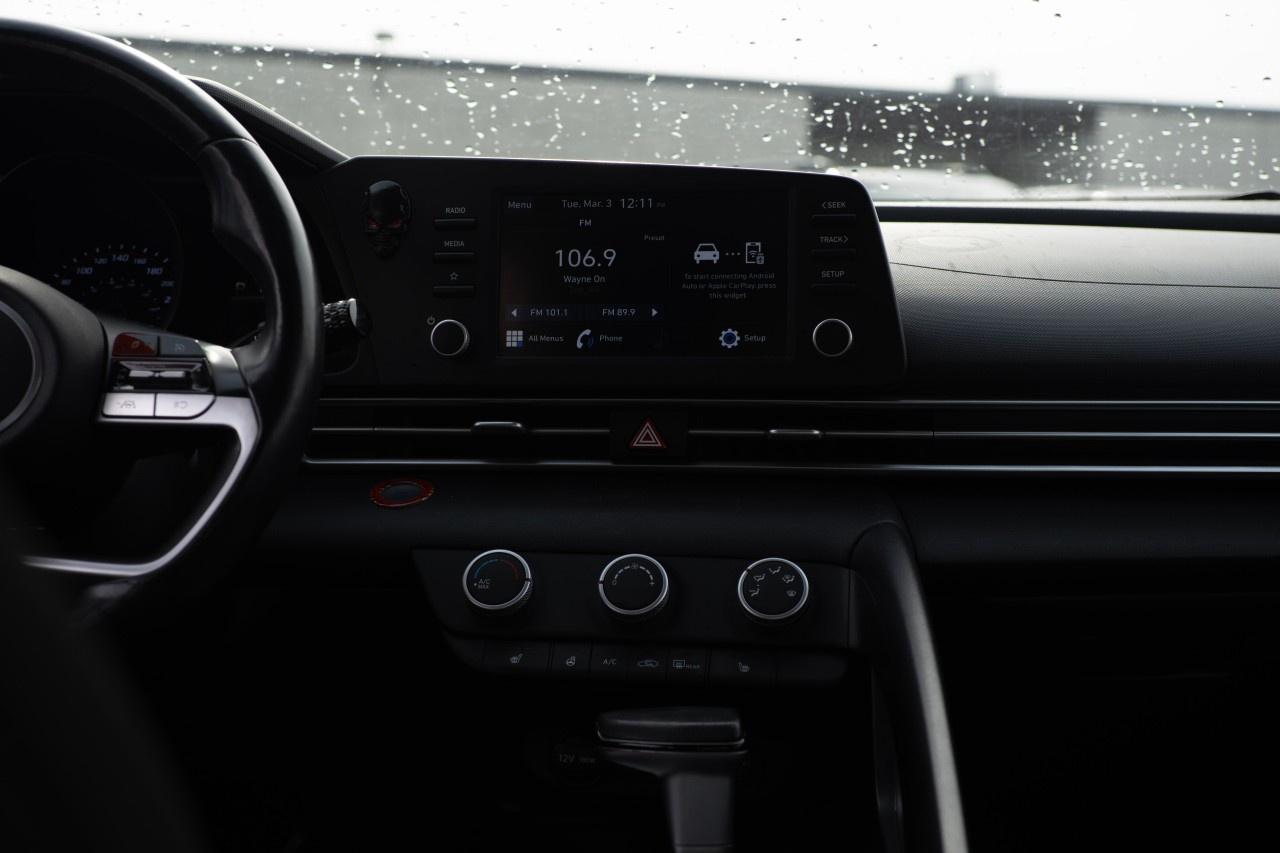 2022 Hyundai Elantra Preferred IVT Photo