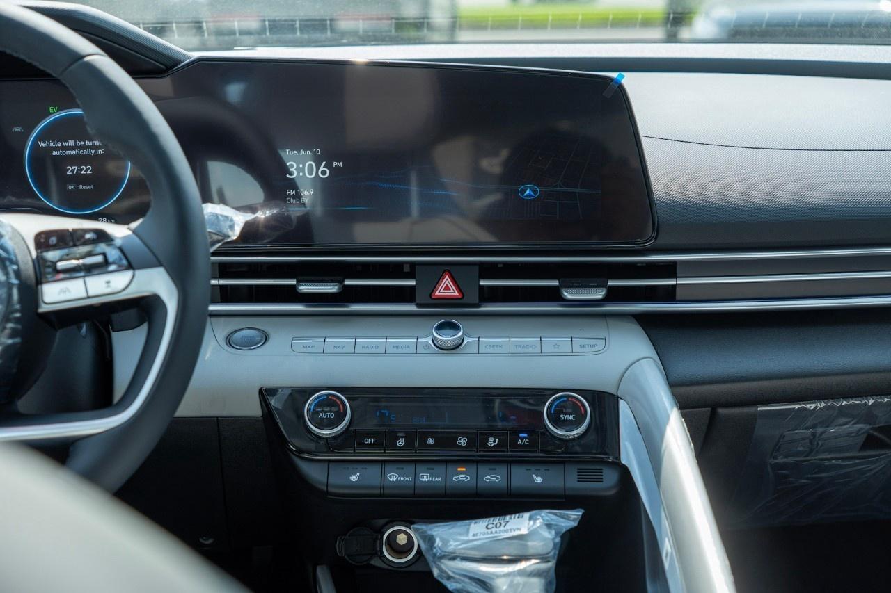 2026 Hyundai Elantra Hybrid Luxury Sedan w/Two-Tone Interior Photo