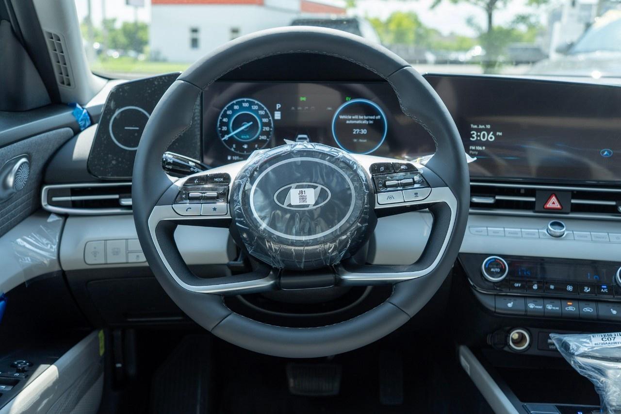 2026 Hyundai Elantra Luxury IVT w/Two-Tone Interior Photo