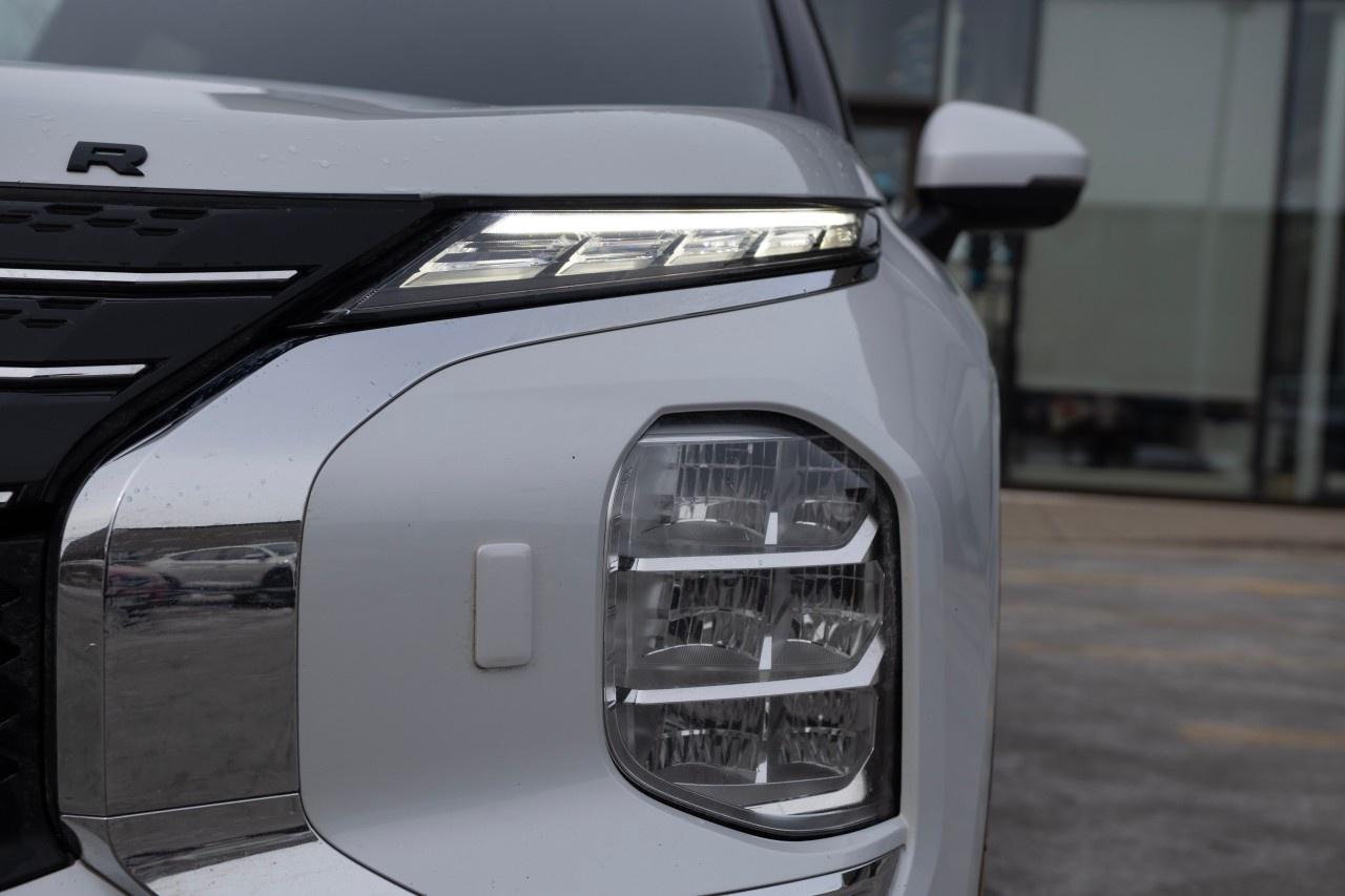 2024 Mitsubishi Outlander Plug-In Hybrid SEL S-AWC Photo