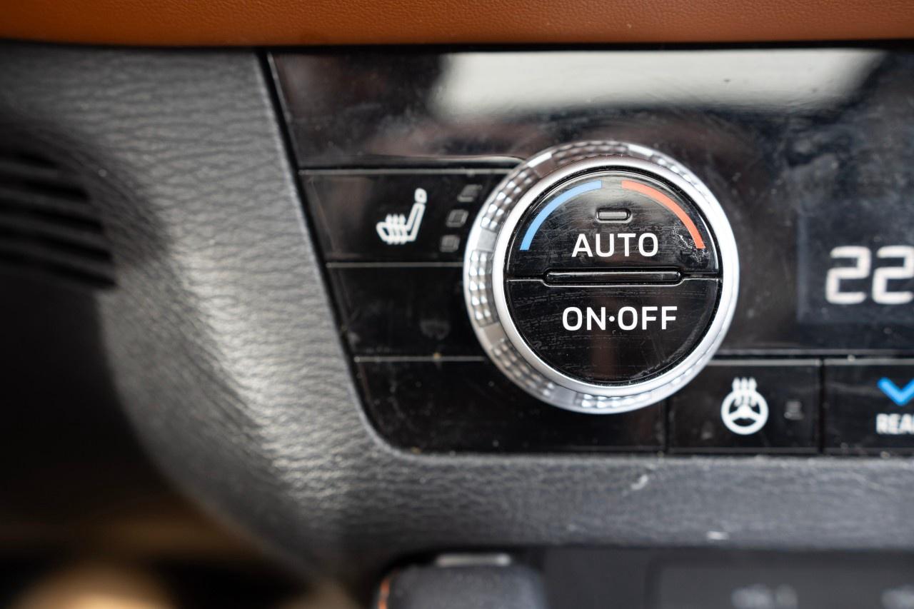 2024 Mitsubishi Outlander Plug-In Hybrid SEL S-AWC Photo