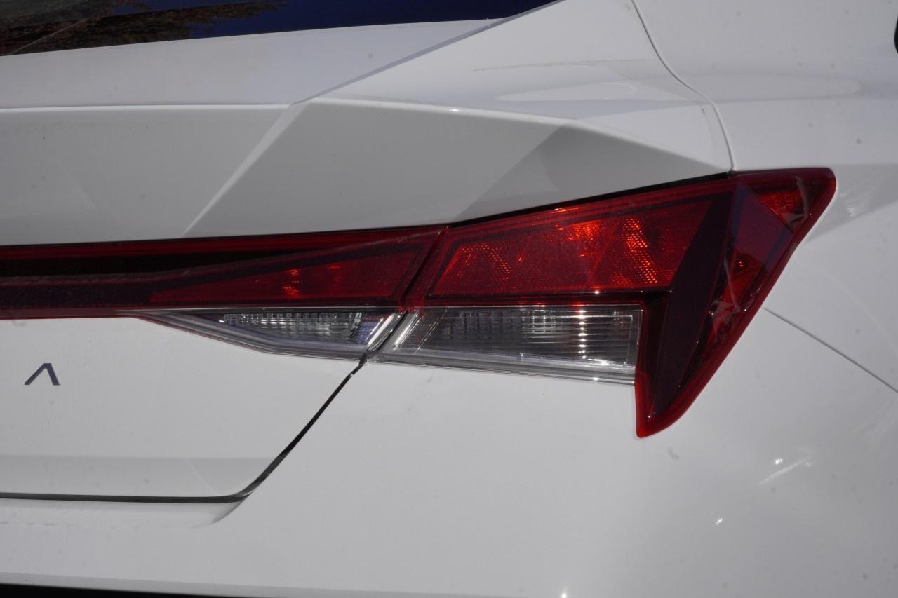 2026 Hyundai Elantra Essential IVT Photo4