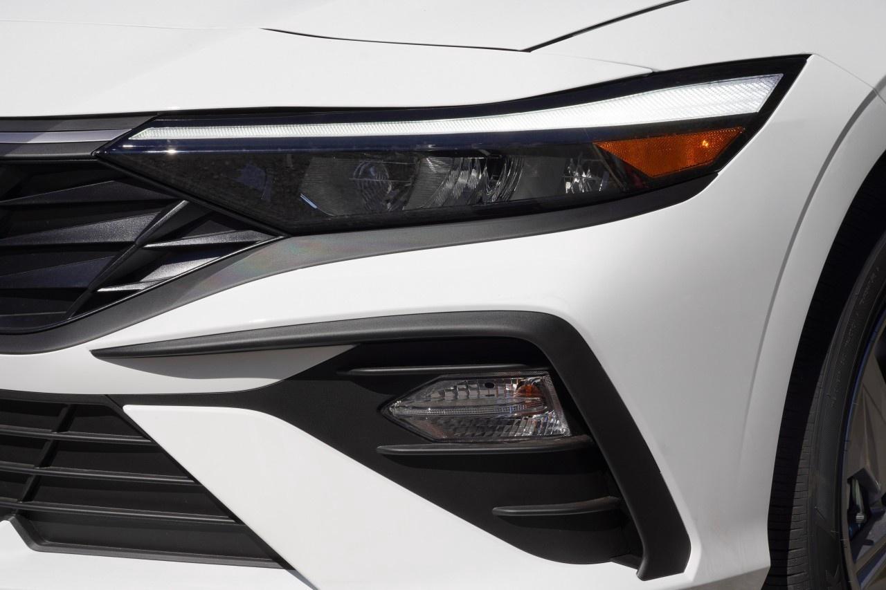 2026 Hyundai Elantra Essential IVT Photo2