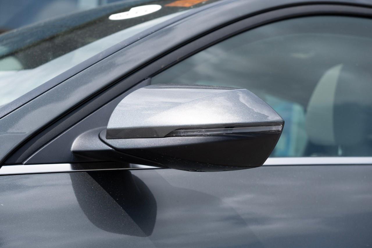 2025 Hyundai Elantra Hybrid Luxury DCT Photo2