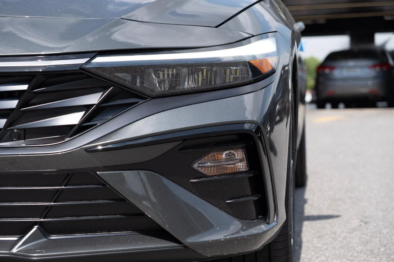 2025 Hyundai Elantra Hybrid Luxury DCT Photo