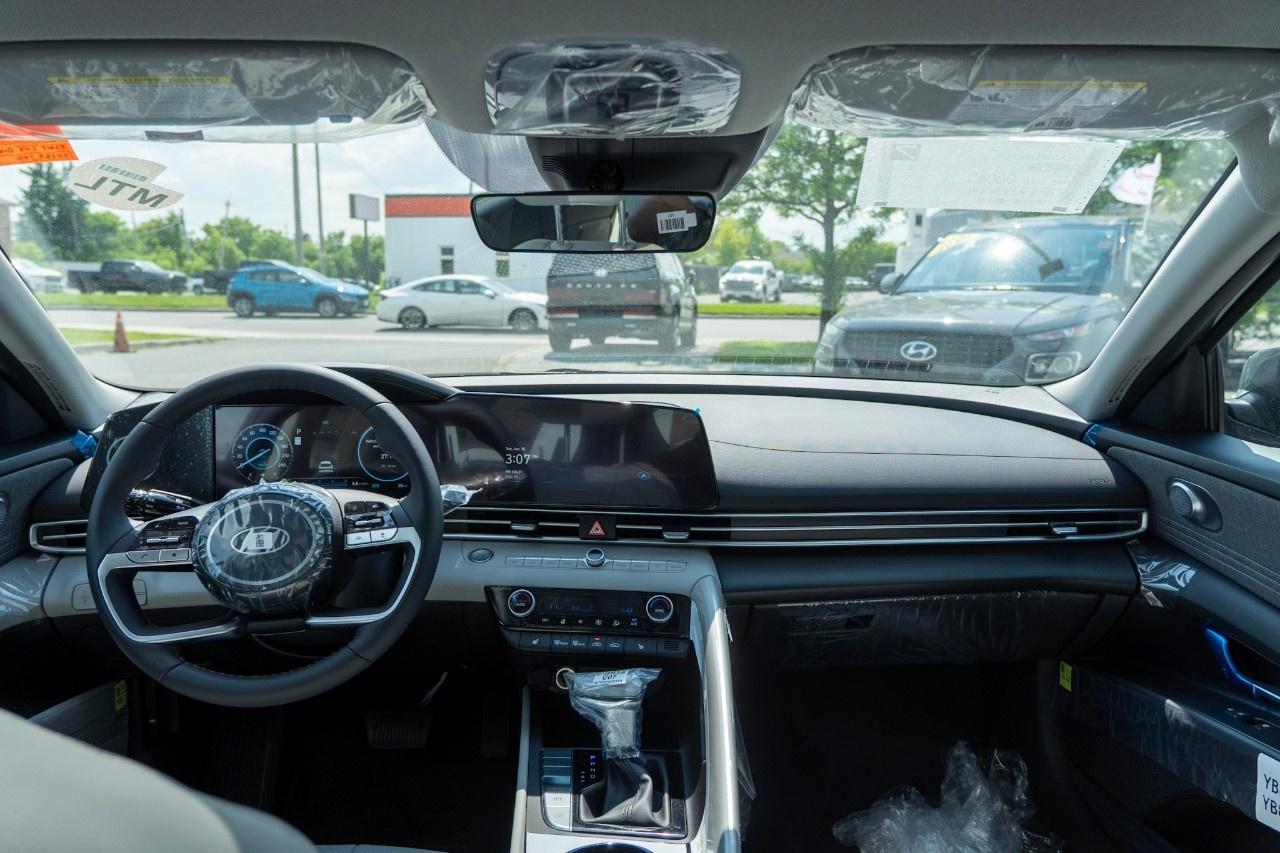 2025 Hyundai Elantra Hybrid Luxury DCT Photo