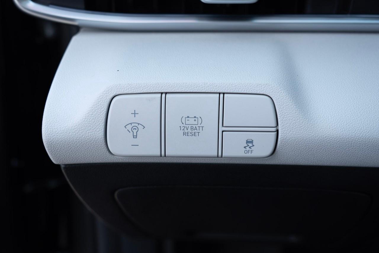 2025 Hyundai Elantra Hybrid Luxury DCT Photo