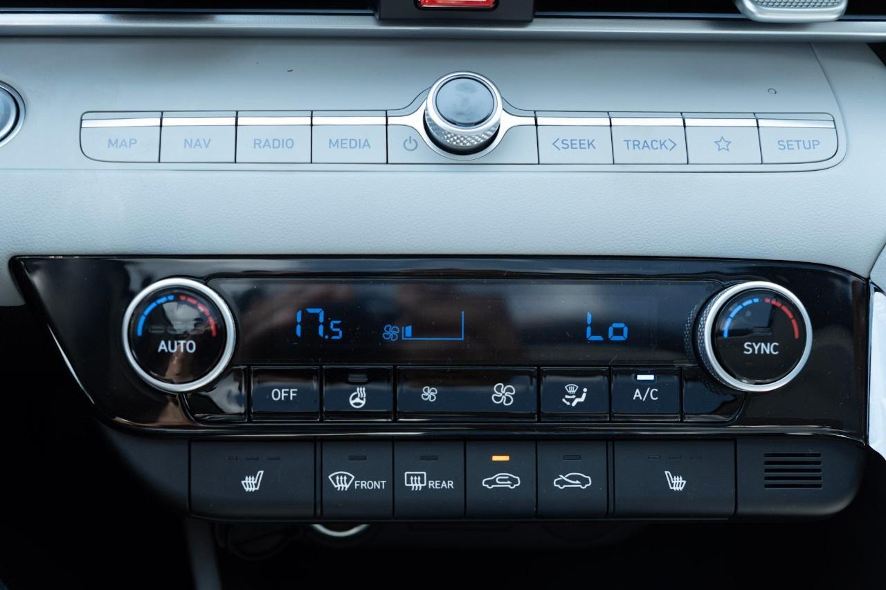 2025 Hyundai Elantra Hybrid Luxury DCT Photo