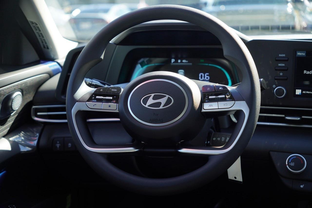 2026 Hyundai Elantra Essential IVT Photo