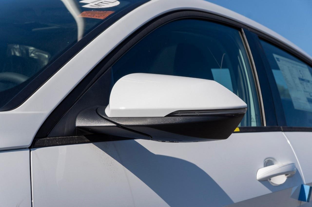2026 Hyundai Elantra Luxury IVT Photo4