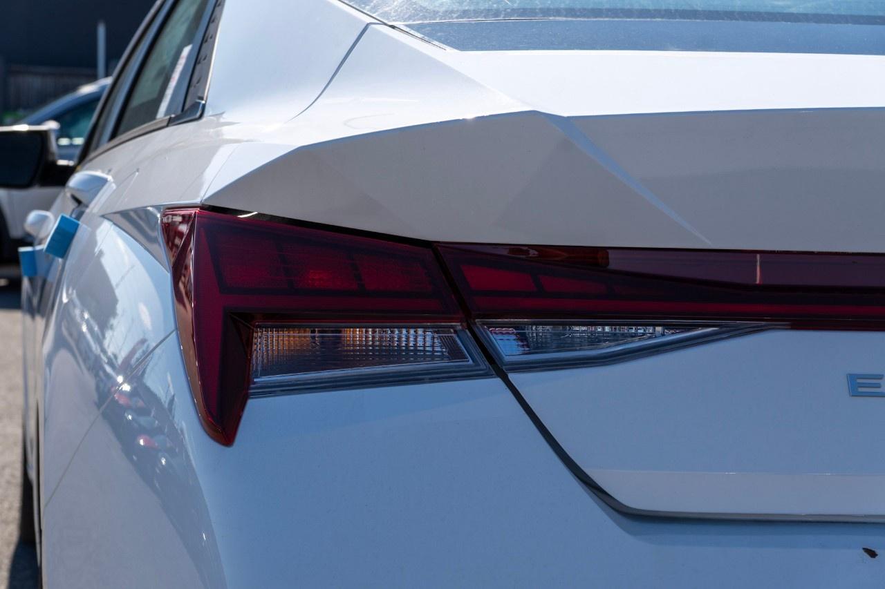 2026 Hyundai Elantra Luxury IVT Photo