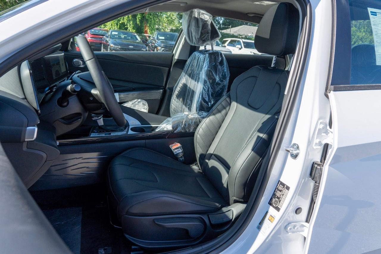 2026 Hyundai Elantra Luxury IVT Photo