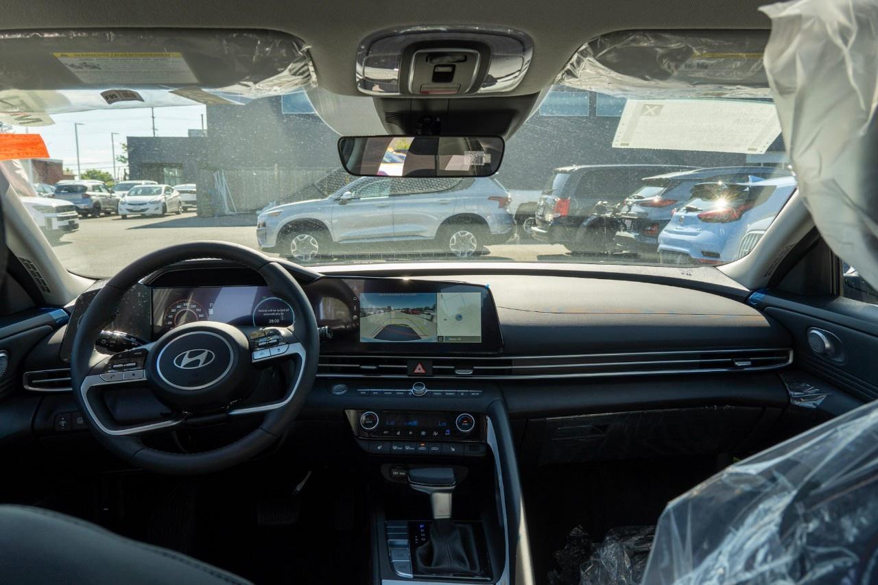 2026 Hyundai Elantra Luxury IVT Photo