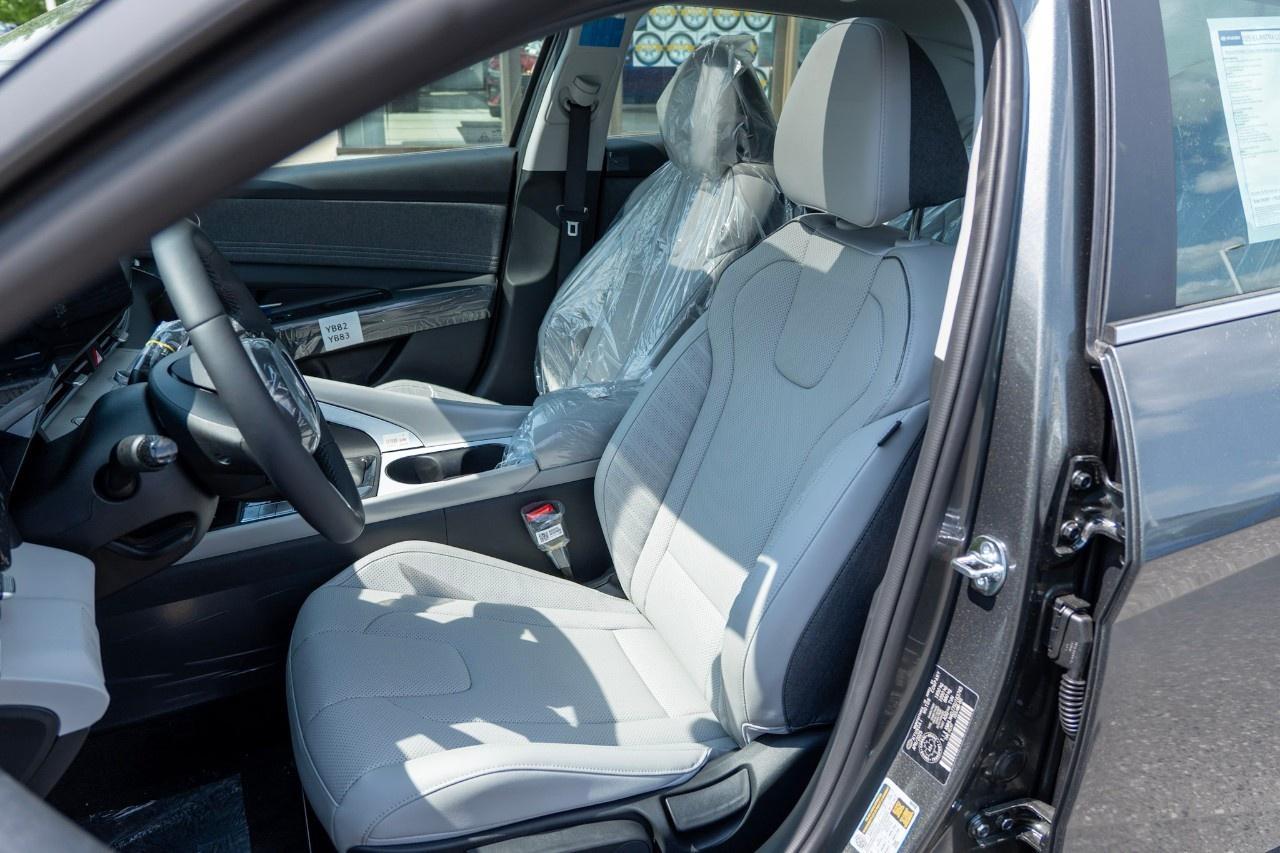 2026 Hyundai Elantra Luxury IVT w/Two-Tone Interior Photo
