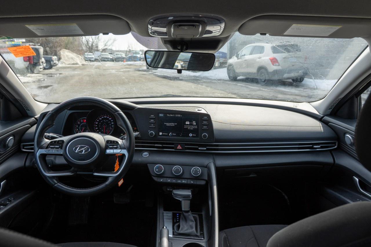 2023 Hyundai Elantra Preferred IVT Photo