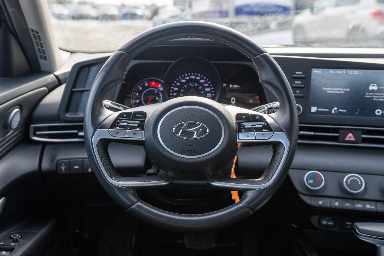 2023 Hyundai Elantra Preferred IVT Photo
