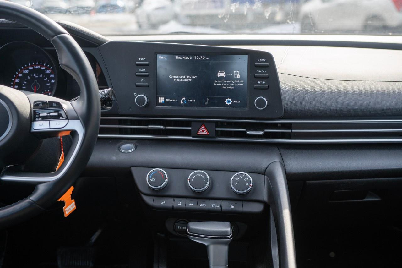 2023 Hyundai Elantra Preferred IVT Photo
