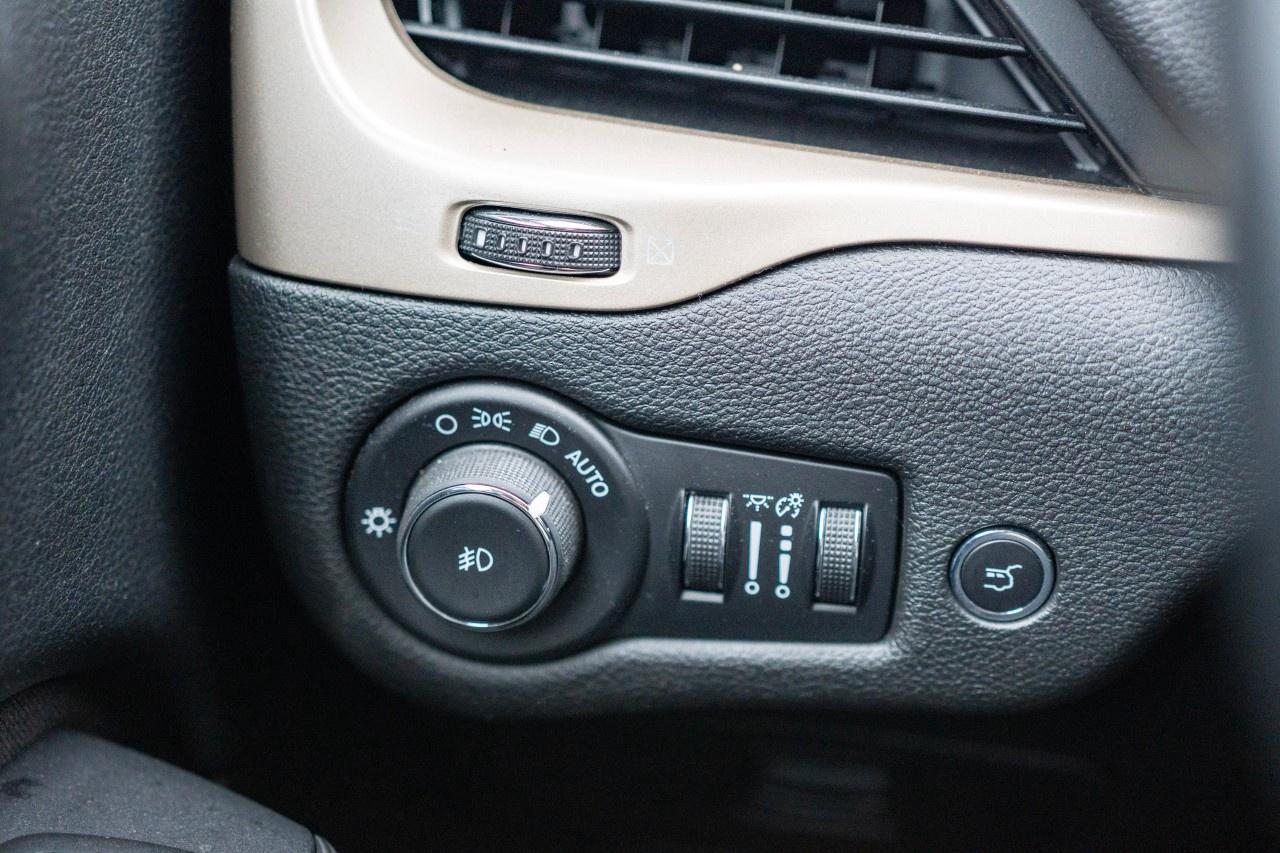 2016 Jeep Cherokee 4WD 4dr North Photo