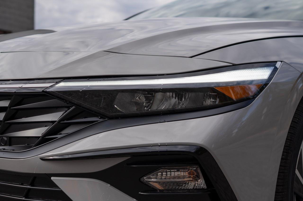 2026 Hyundai Elantra Hybrid Luxury Sedan Photo3