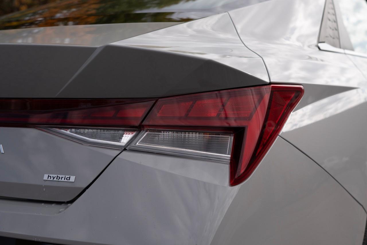 2026 Hyundai Elantra Hybrid Luxury Sedan Photo4