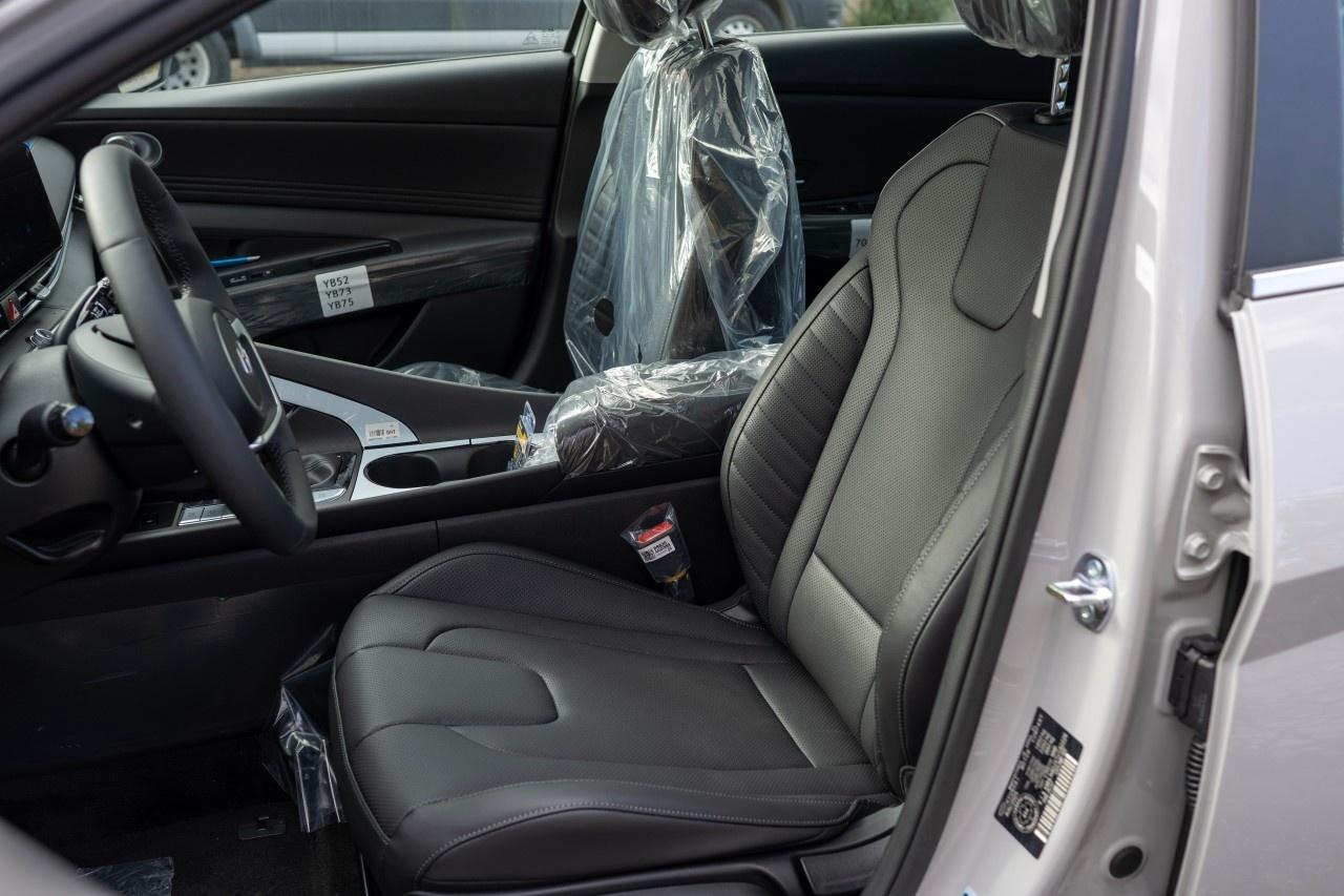 2026 Hyundai Elantra Hybrid Luxury Sedan Photo